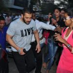 Salman Khan spends 2 minutes on the footpath to understand what beggars go through