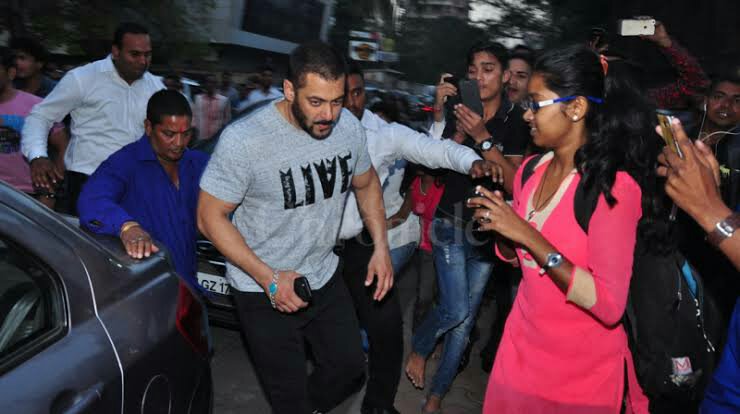 Salman Khan spends 2 minutes on the footpath to understand what beggars go through