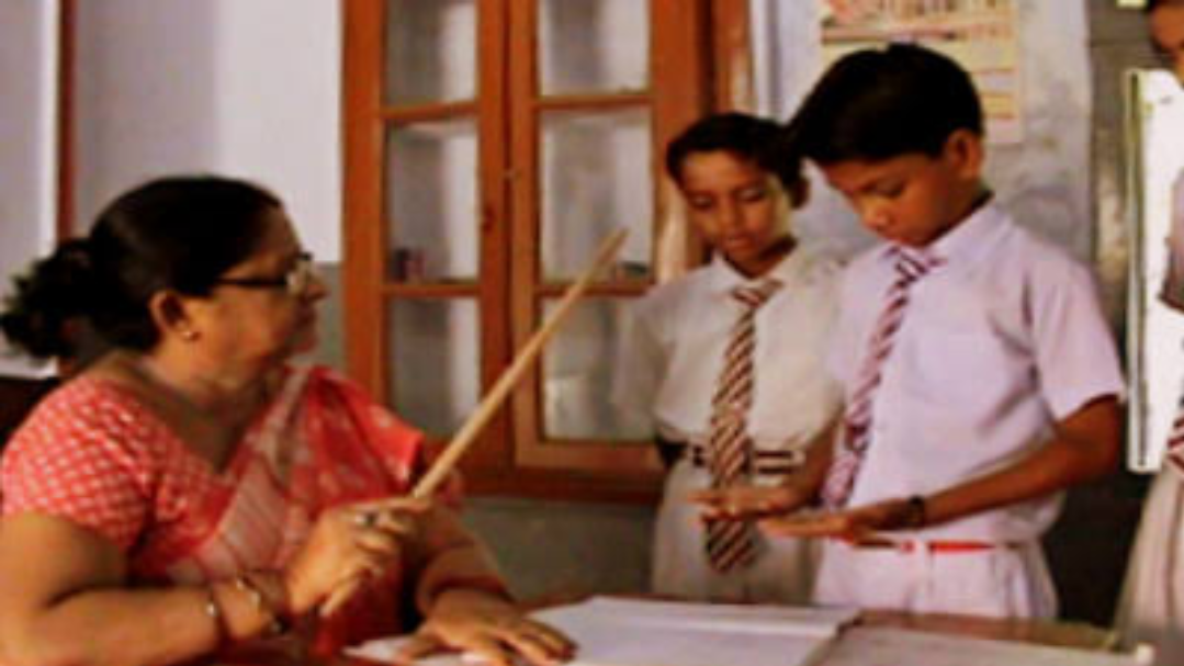 Индийская учительница. Наказание в школе. Наказание детей в школе. Телесные наказания в школах. Наказание в современной школе.