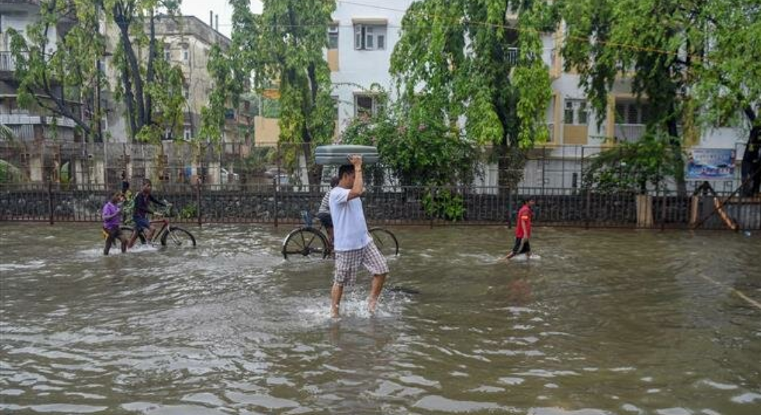 Mechanical Engineer reaches Mumbai from Delhi after knowing that a lady is hosting people stuck in rains