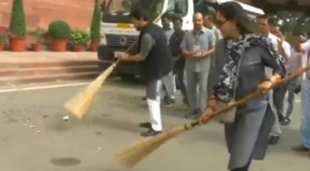 Hema Malini Loses Movie Project Due To Terrible Acting In Swachh Bharat Abhiyaan