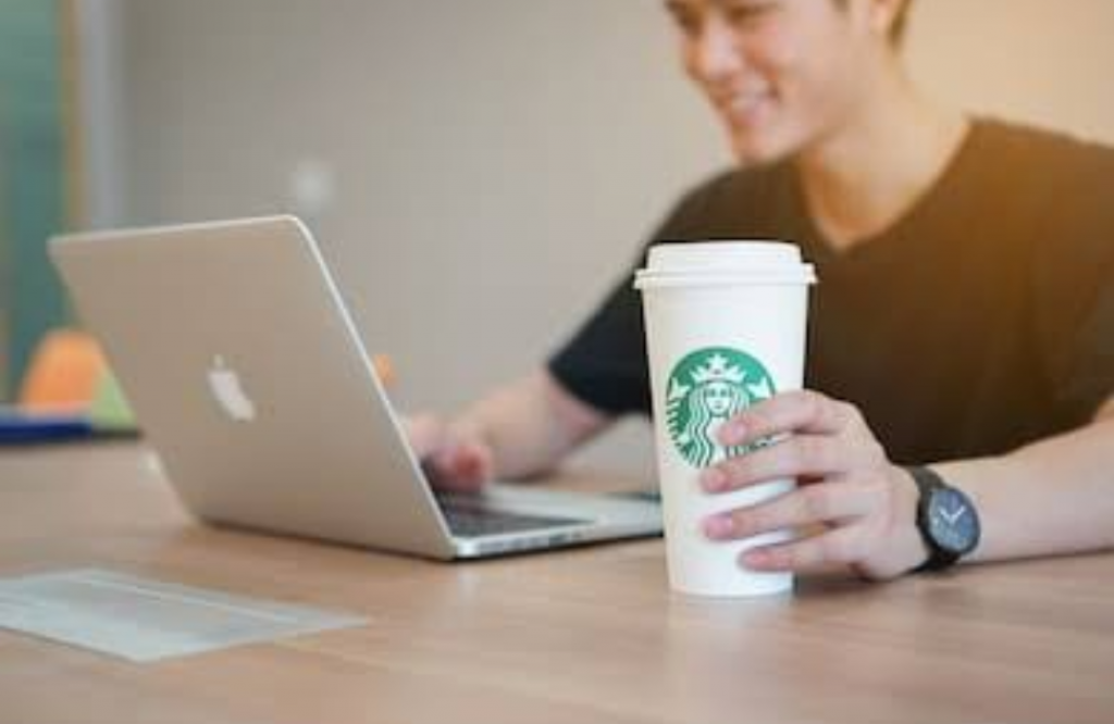 Even after 40 minutes man clueless about what to do on his MacBook which he opened at Starbucks