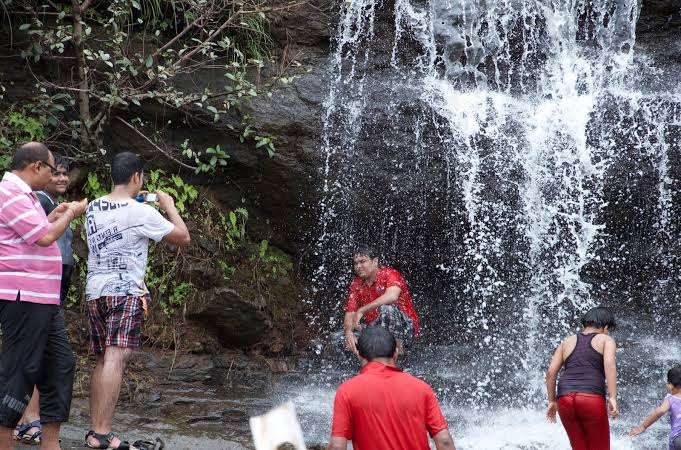 Mumbai spirit at its best again, 54 Mumbaikars come together to take bath in chilling 23℃ temperature