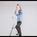 Electrical Engineer Working In IT Company Found Changing Light Bulb Randomly To Remind Himself That He Is Electrical Engineer