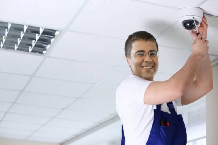 Chetan Bhagat Caught Installing Camera In An OYO Room To Get Script For His Next Novel