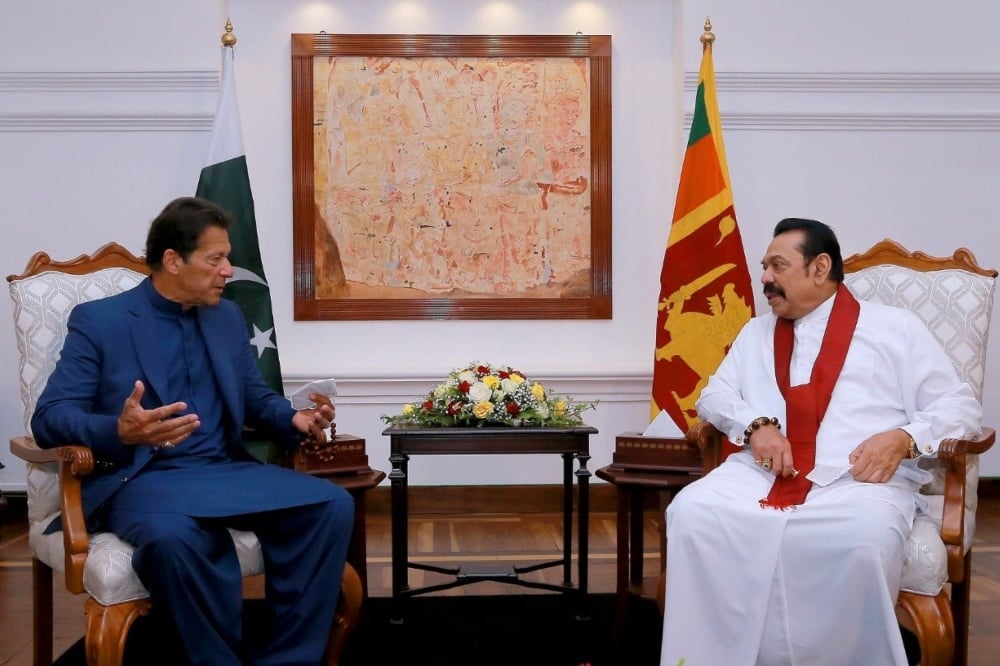 Pakistan PM Imran Khan Meets Srilankan PM Mahinda Rajapaksa to Raise $ 100 Million